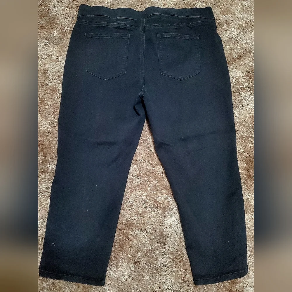 Women's Black Capris - Picture 2 of 9